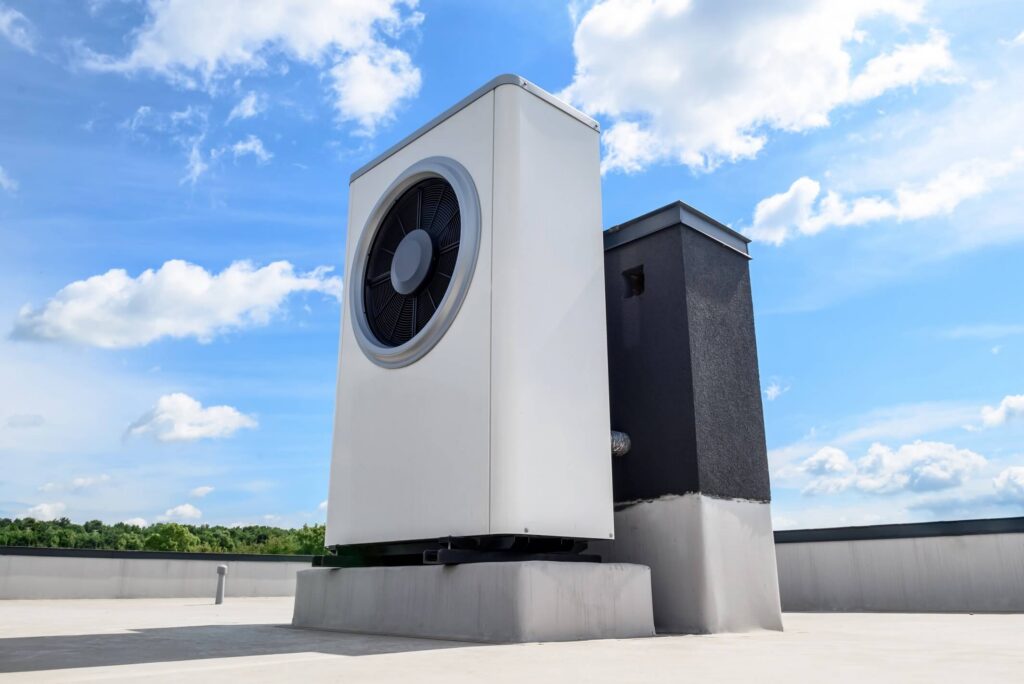 Pompa ciepła jednostka zewnętrzna zamontowana na budynku