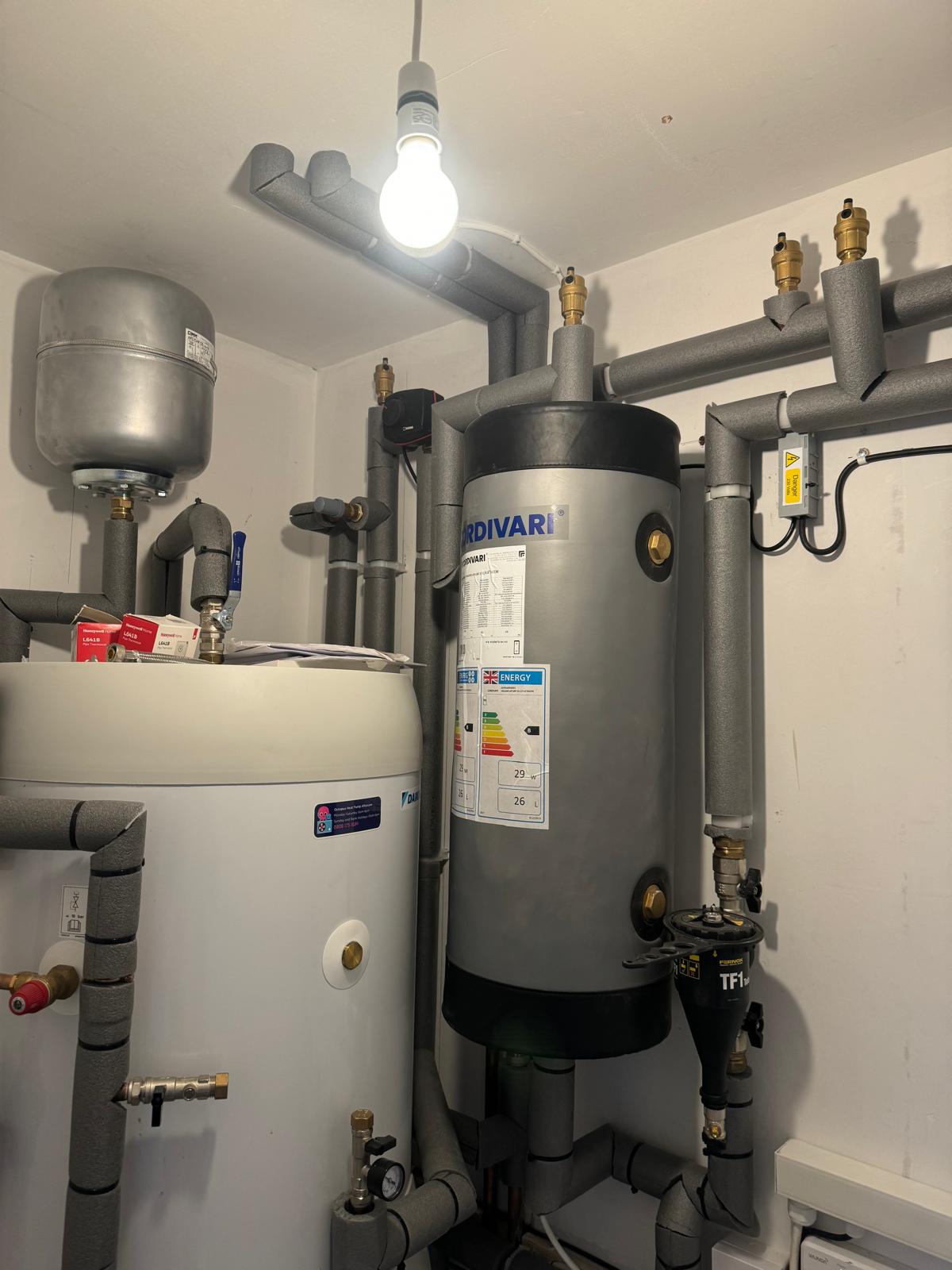 Kotłownia z pompą ciepła Daikin, zasobnikiem CWU i buforem