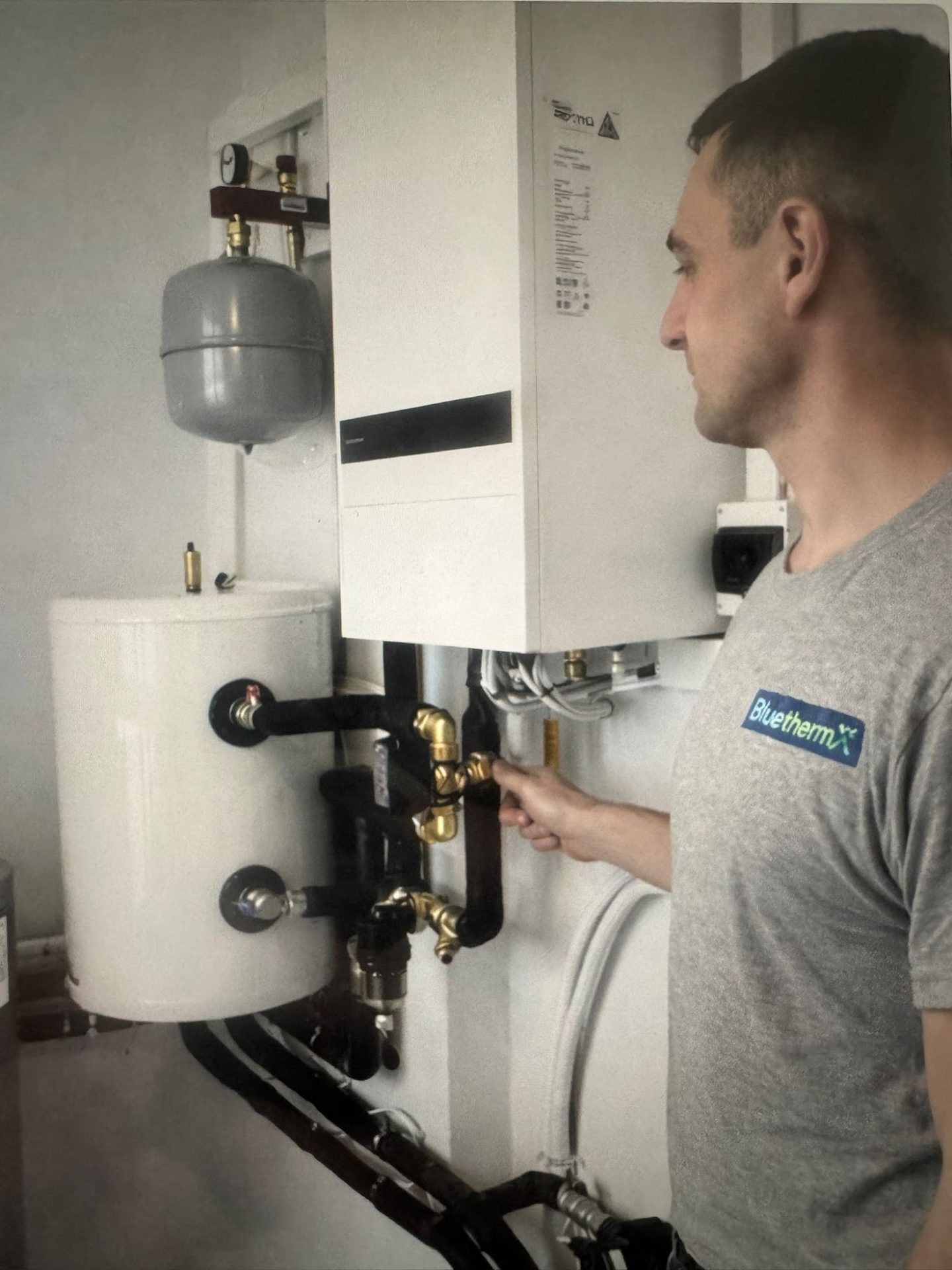 Instalator BluethermX podczas podłączania pompy ciepła