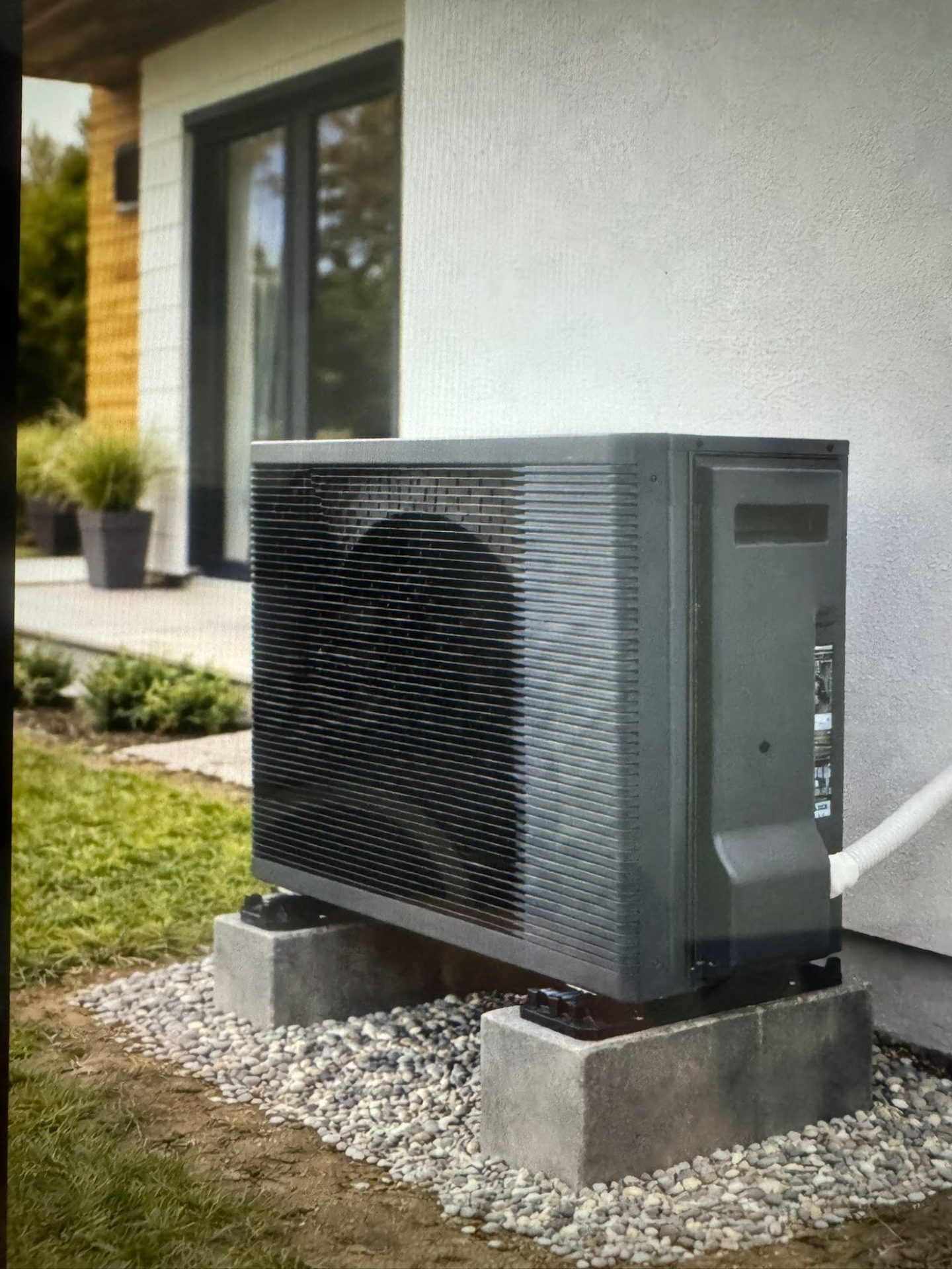 Pompa ciepła Panasonic 7 kW – jednostka zewnętrzna przy domu w Lublinie