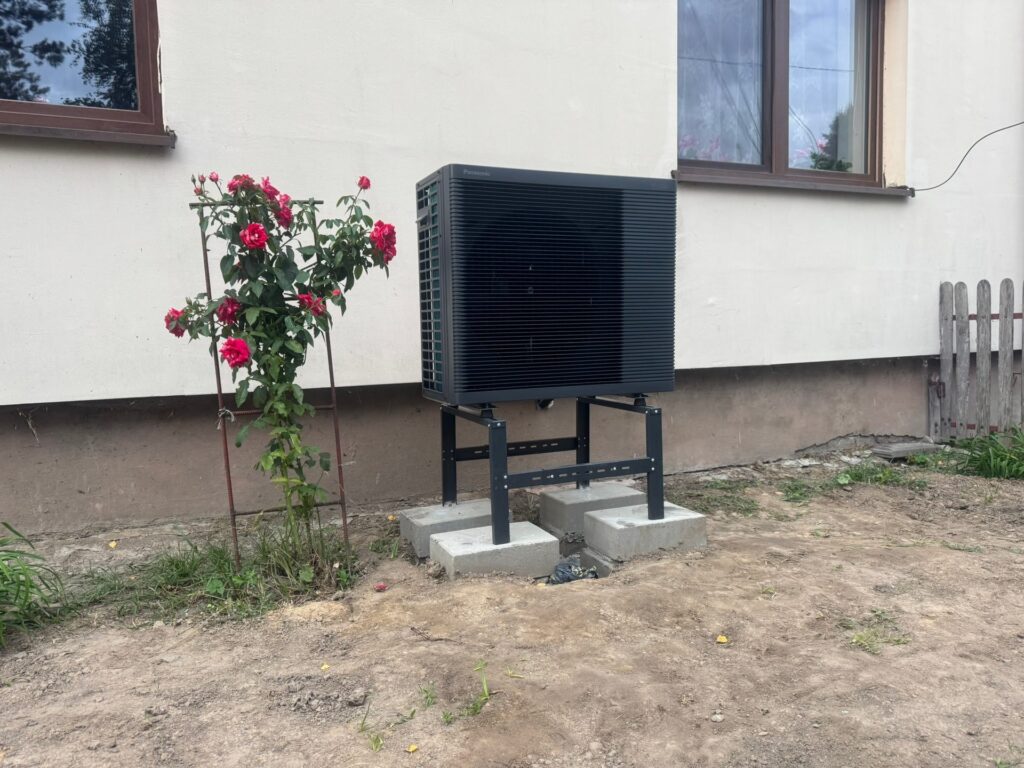 Jednostka zewnętrzna pompy ciepła powietrze-woda przy domu jednorodzinnym